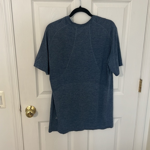 Lululemon men workout shirt - Picture 2 of 2